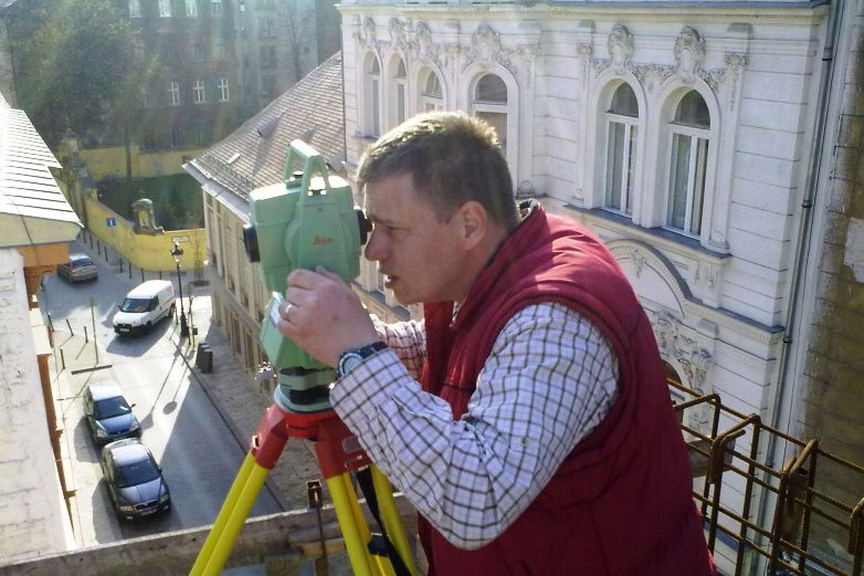 Földmérés Budapesten egy épület tetején