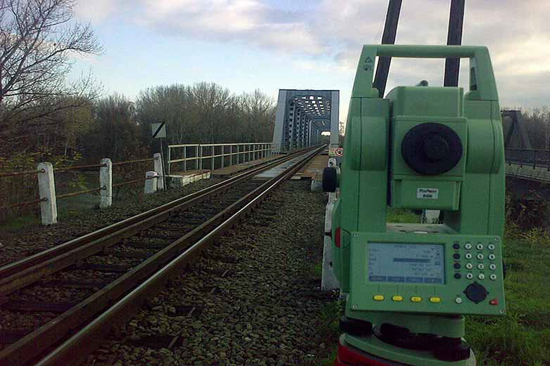 Földmérés keretein belül egy Vasúti híd felmérése