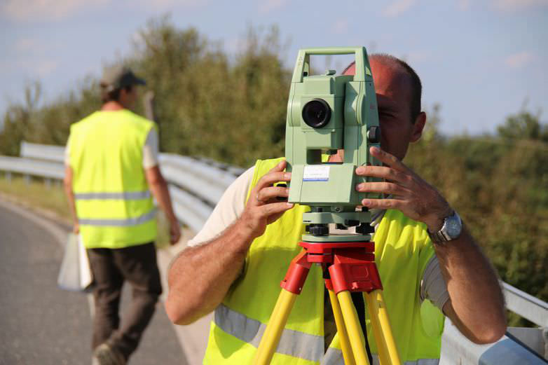 Földmérő asszisztens társam földmérés közben