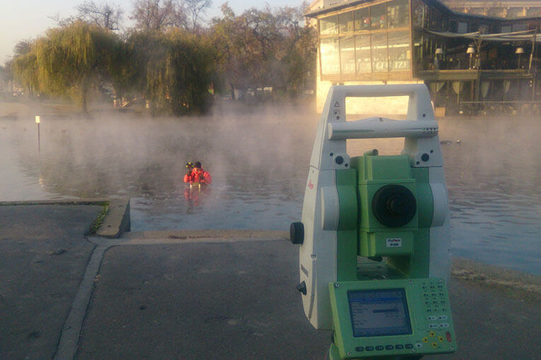 Földmérés Budapesten festői környezetben egy épület tetejéről